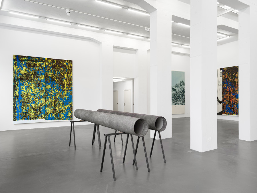 Wade Guyton, Untitled, 2025, Epson UltraChrome PRO inkjet on linen, 325 x 275 cm; Untitled, 2024, Cast bronze and aluminum, 35 x 369 x 34 cm; 31.9 x 316.9 x 32.1 cm. Installation view, Galerie Francesca Pia, Zurich 2025. Photo: Cedric Mussano