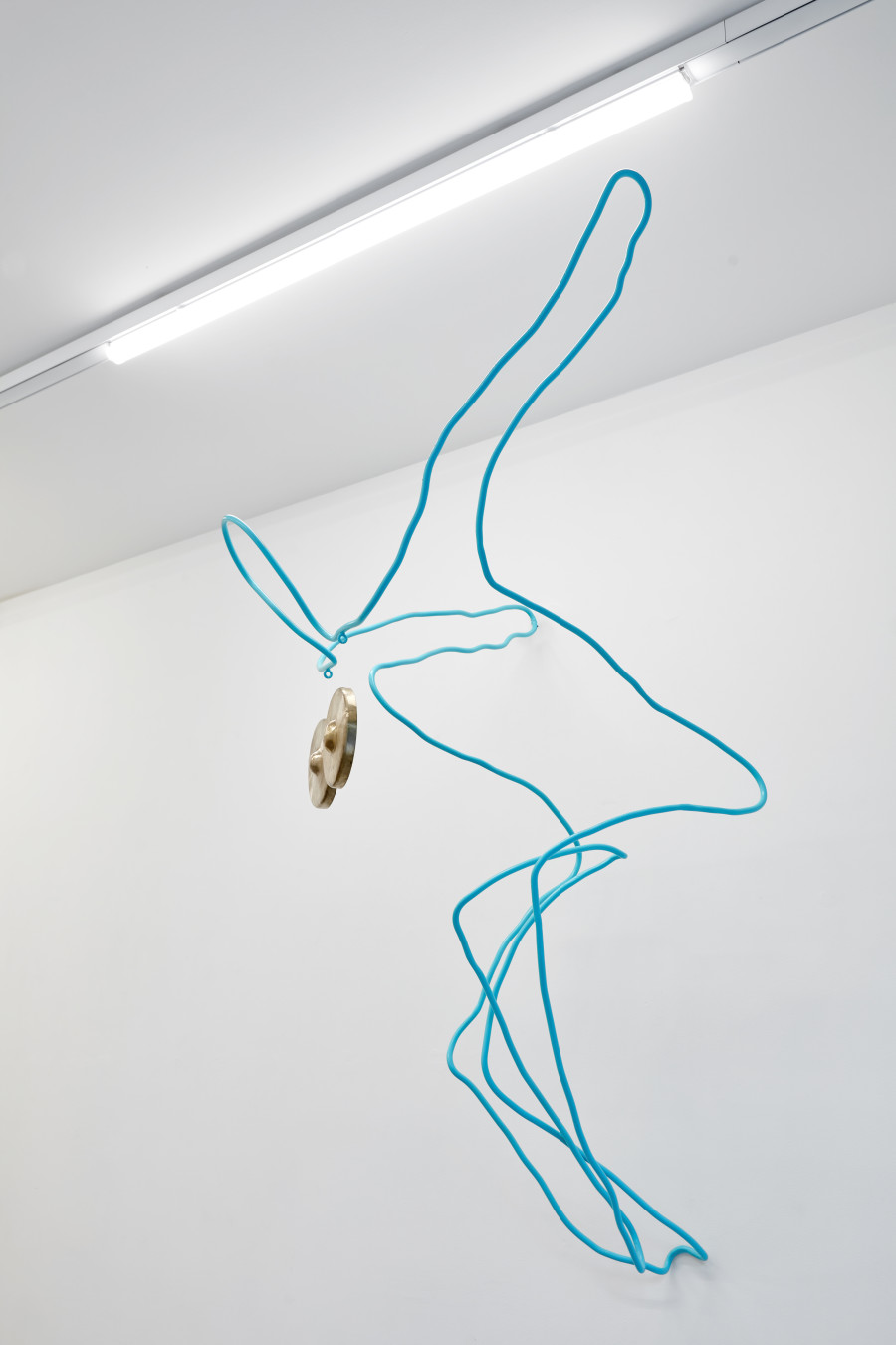 Sarah Ancelle Schönfeld, Installation view, Tout Doux: Gong Bath. Solo show curated by Elise Lammer, jevouspropose, Zurich, 2023. Courtesy of the artist. Photo: Studio Seghrouchni