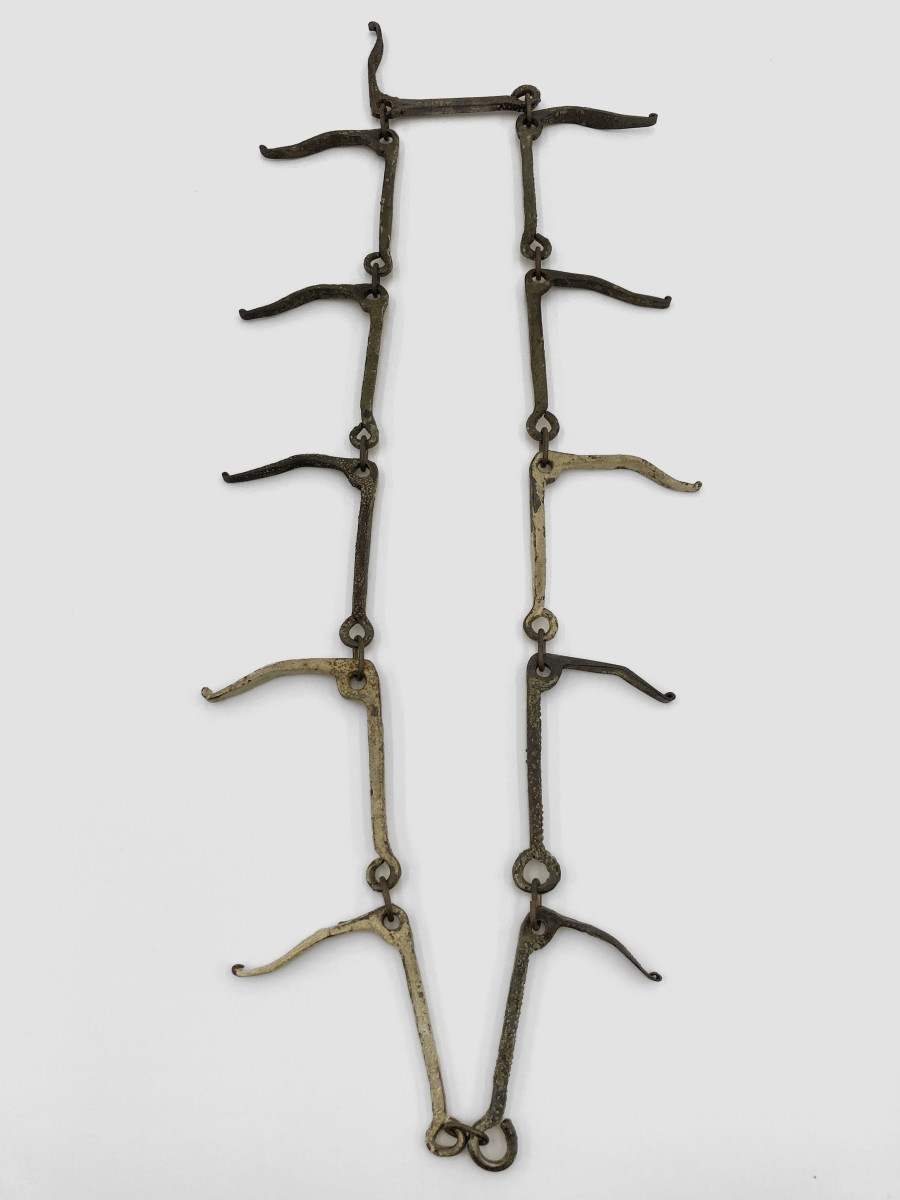 Bernhard Schobinger, Vogel-Kette / Bird Necklace, 2020, Necklace made of iron, copper, paint, 8 tightening clamps for blinds, 62.5 x 25 x 1 cm, Neckline 123 cm