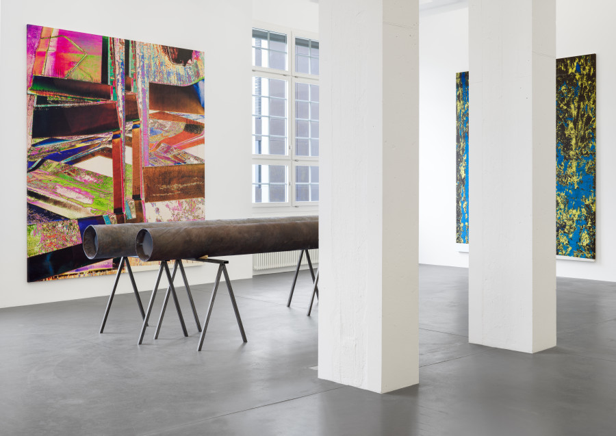 Wade Guyton, Untitled, 2025, Epson UltraChrome PRO inkjet on linen, 325 x 275 cm; Untitled, 2024, Cast bronze and aluminum, 35 x 369 x 34 cm; 31.9 x 316.9 x 32.1 cm. Installation view, Galerie Francesca Pia, Zurich 2025. Photo: Cedric Mussano