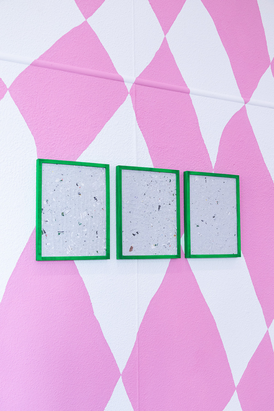 Installation view, Felix Stöckle, PINK HAWK DOWN, KRONE COURONNE, 2024. Credit © Jerlyn Heinzen
