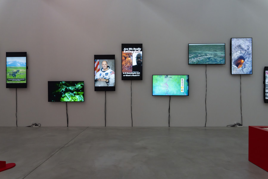 Tony Oursler, Room: good vibrations!, Artwork: Crystal, 2025. Exhibition view, Tony Oursler, Hoisted from the Pit, Kunst Museum Winterthur, 2025. Photo: Reto Kaufmann