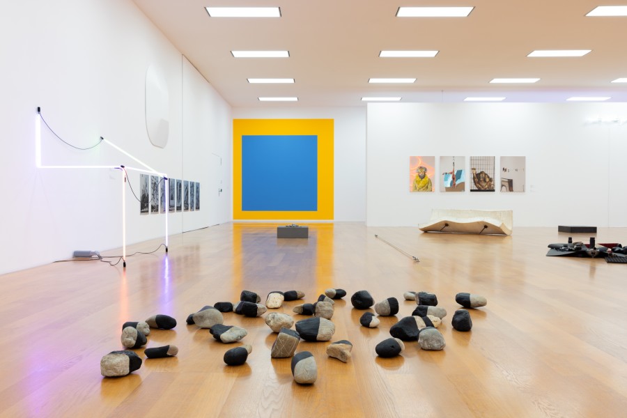 Exhibition view, Silver Suits You. 25 Years Loving Art, Kunstmuseum Liechtenstein, Vaduz, 28.02.–09.06.2025. Photo: Alicia Olmos Ochoa © The artists / 2025, ProLitteris, Zurich / Kunstmuseum Liechtenstein