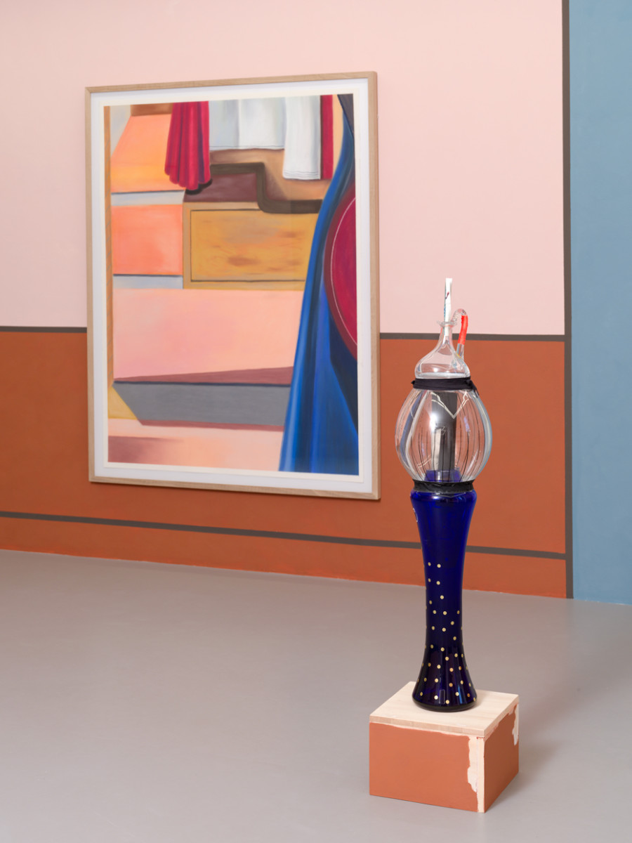 Hippolyte Hentgen, Veluto (peinture murale), Patterns (pastels) et Tribu (sculpture), vue de l’exposition « Chambre à deux lits » à la Villa du Parc - centre d’art contemporain - Aurélien Mole, 2025