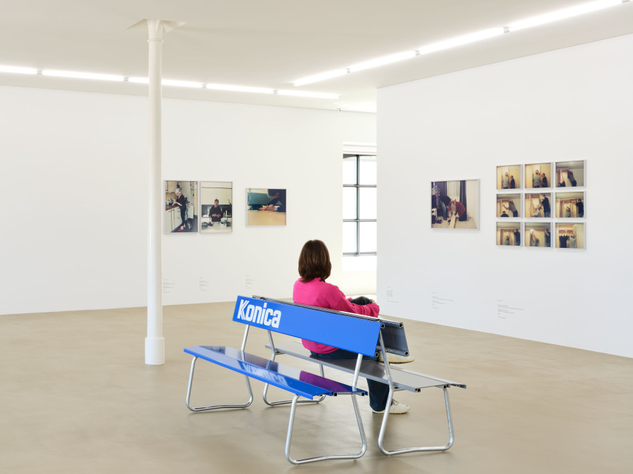 Bank VI (Konica), Gina Folly, « Gina Folly. Autofocus », exhibition view at the Kunstmuseum Basel | Gegenwart, 2023, galvanised steel, lacquered aluminium, Object: 80 x 170 x 54 cm, © by the artist / the artist, Gina Folly, 2023 / Quasitutto, Series of works, Gina Folly, « Gina Folly. Autofokus », C-print, framed, Picture: 80 x 60 cm; Picture: 60 x 80 cm; Picture: 27.5 x 36 cm, © by the artist / the artist, Gina Folly, 2023, Photo: Emanuel Rossetti