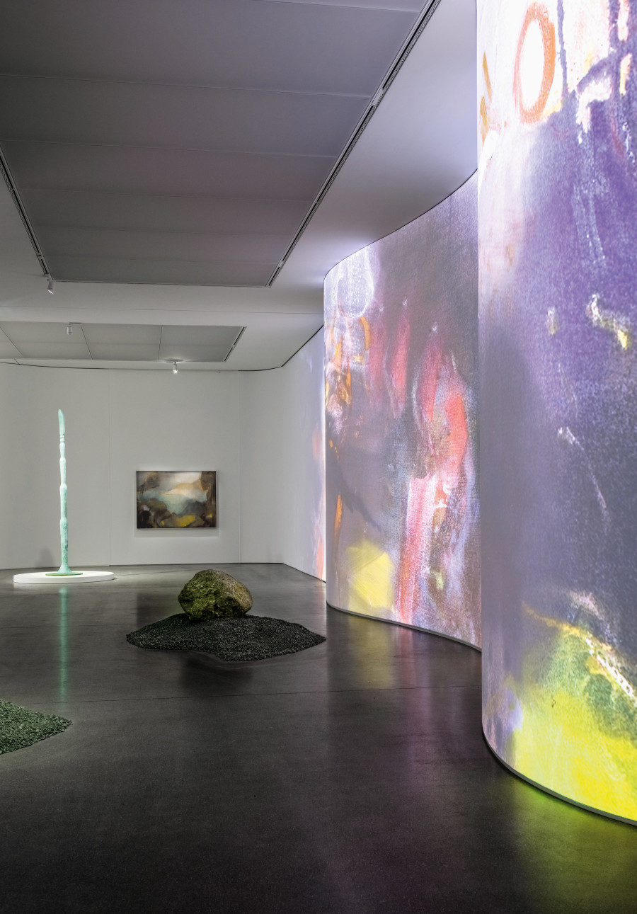 Exhibition view, Leiko Ikemura, Bündner Kunstmuseum Chur, 2025. Von links nach rechts: Hasen-Säule III, 2024 | Fu, 2012 | Nocturno Vivo, 2022