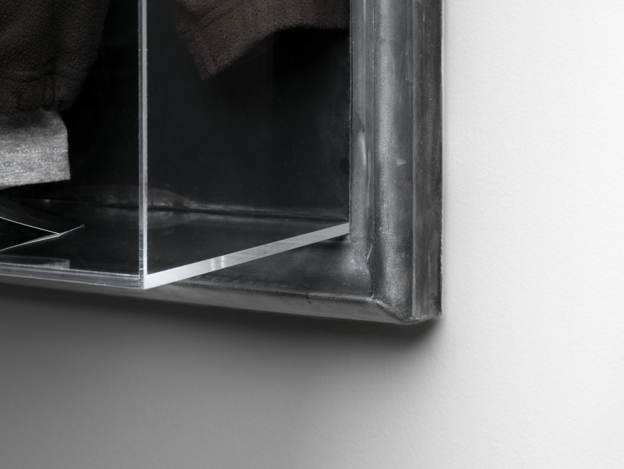 Julian-Jakob Kneer, FANATIC (6) (Detail), 2025, Archival Paysage d'Hiver fleece jacket, Laibach tie pin, Precious Moments t-shirt,
cast rubber and acrilyc glas vitrine, 106 x 76 x 22 cm. Courtesy the artist and Blue Velvet, Zurich. Exhibition views by Andrea Luca Ammann.