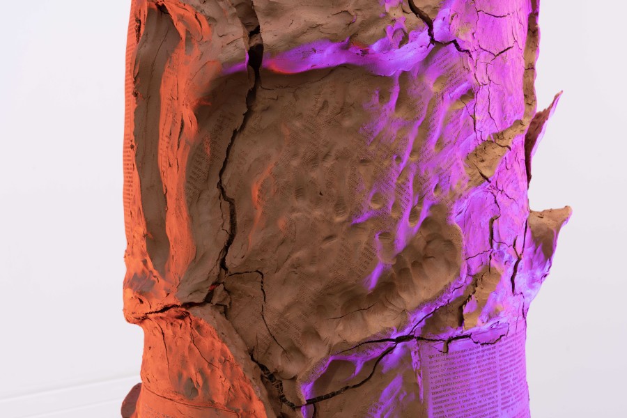 Ashton Phillips, Authority Complex (Mold me. Hold me. Take me. Break me. Use me for your pleasure. Be not afraid.), detail, 2025, Clay, wire, burlap, steel, wool, stage lights, 4-channel sound work, 195 × 47 cm. Photo credits: marytwo