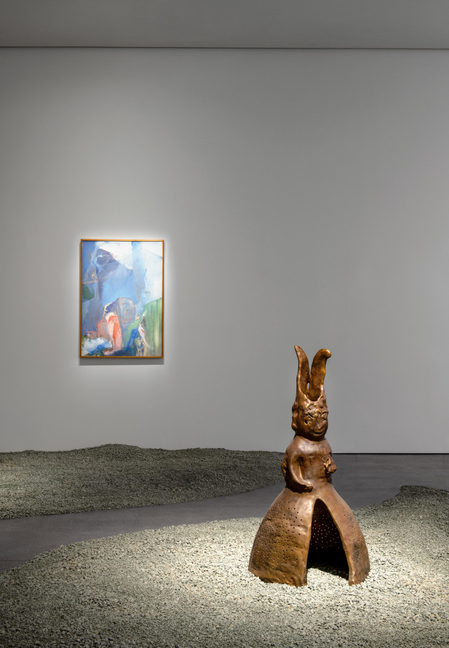 Exhibition view, Leiko Ikemura, Bündner Kunstmuseum Chur, 2025. Skulptur: Papagei-Usagi, 2020/24, Gemälde: Alpenindianer, 1989