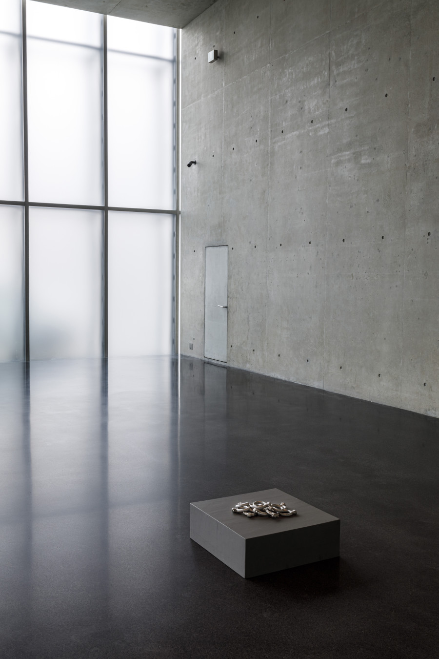 Dora Budor, Something to Remind Me, 2020, Installation view Continent, ground floor Kunsthaus Bregenz, 2022. Photo: Markus Tretter. Courtesy of the artist. © Dora Budor, Kunsthaus Bregenz