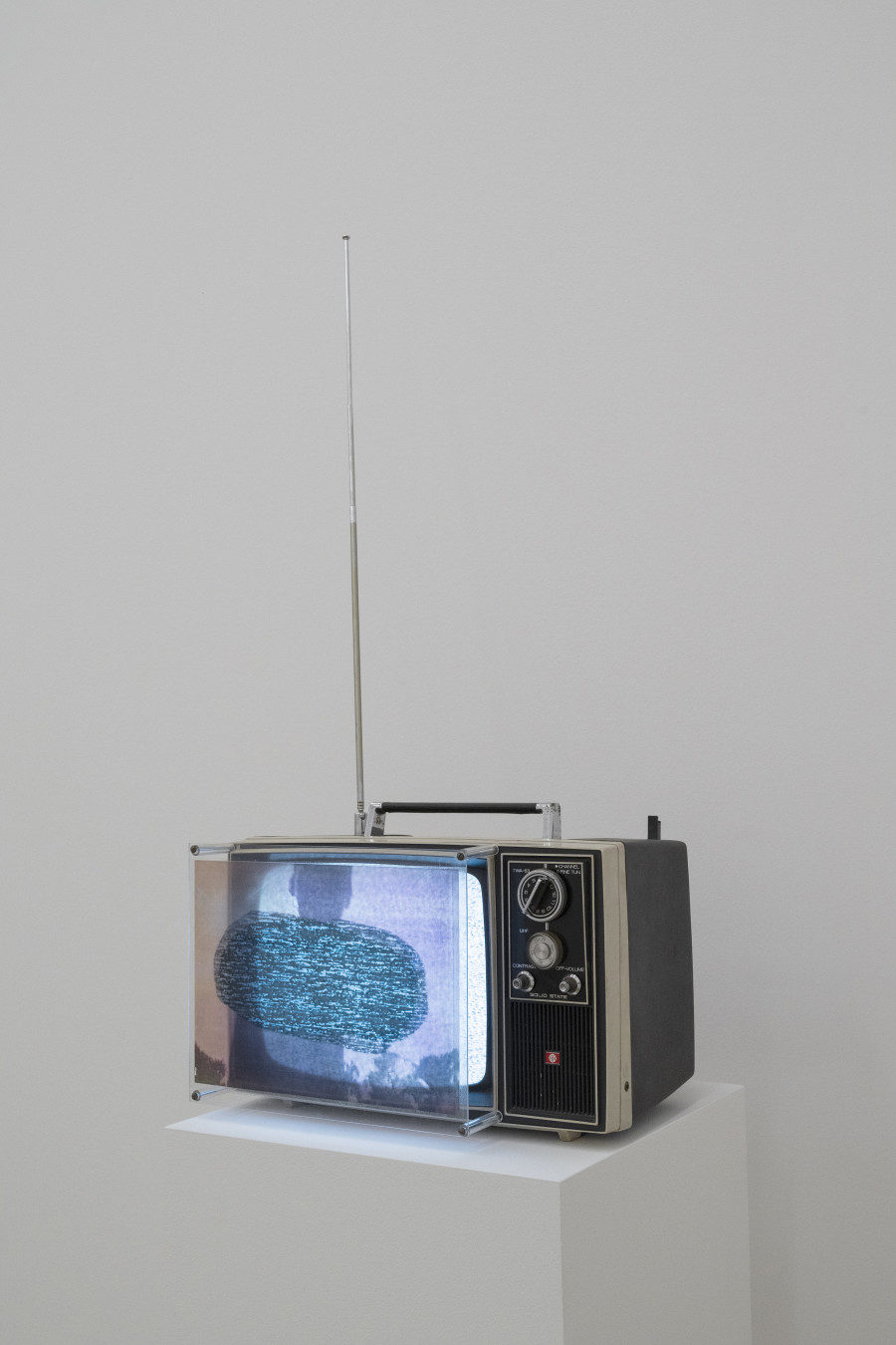 Installationsansicht Eine Frau ist eine Frau ist eine Frau... Eine Geschichte der Künstlerinnen 27.8.2022 – 15.1.2023, Aargauer Kunsthaus, Aarau. Pipilotti Rist, Bright Light, 1993/1997 Aargauer Kunsthaus, Aarau / Depositum der Sammlung Andreas Züst © 2022, ProLitteris, Zürich. Foto: Zoe Tempest, Zürich