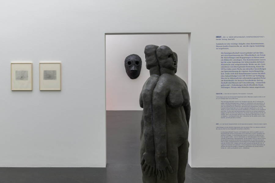 Ausstellungsansicht Woher kommst du? Wie Kunst in die Sammlung gelangt, Kunstmuseum Luzern, 2024, mit Werken von Rudolf Blättler und Ugo Rondinone, Foto Marc Latzel