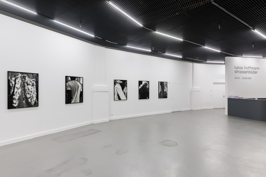 Exhibition view, Lukas Hoffmann, strassenbilder, Kunsthalle Luzern, 2024. Photo credit: Kilian Bannwart