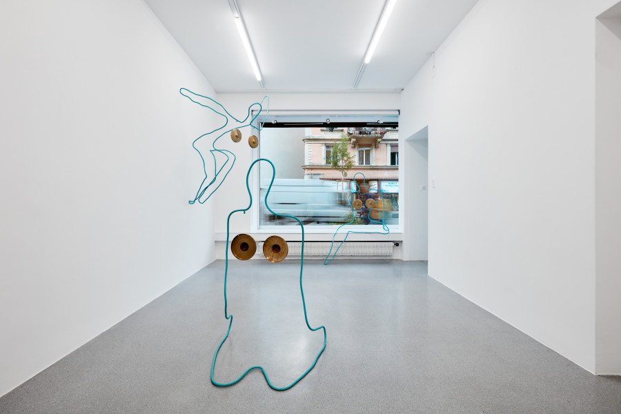 Sarah Ancelle Schönfeld, Installation view, Tout Doux: Gong Bath. Solo show curated by Elise Lammer, jevouspropose, Zurich, 2023. Courtesy of the artist. Photo: Studio Seghrouchni