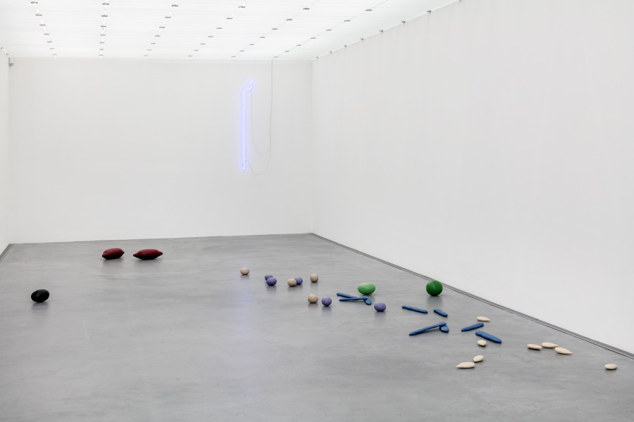 Zora Berweger, water bodies, 2021, Epoxydharz, Gips, Gummi, Styropor / Epoxy resin, plaster, rubber, Styrofoam, variable Masse / variable dimensions. Courtesy the artist. Foto / photo: Stefan Rohner