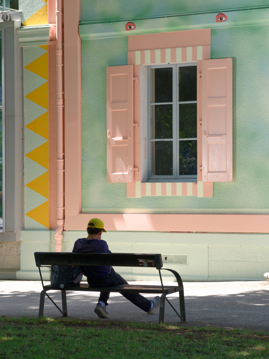 Hippolyte Hentgen, Friselis (détails), Façade Est, ©Villa du Parc -centre d’art contemporain, Annemasse, 2025, photographie Aurélien Mole