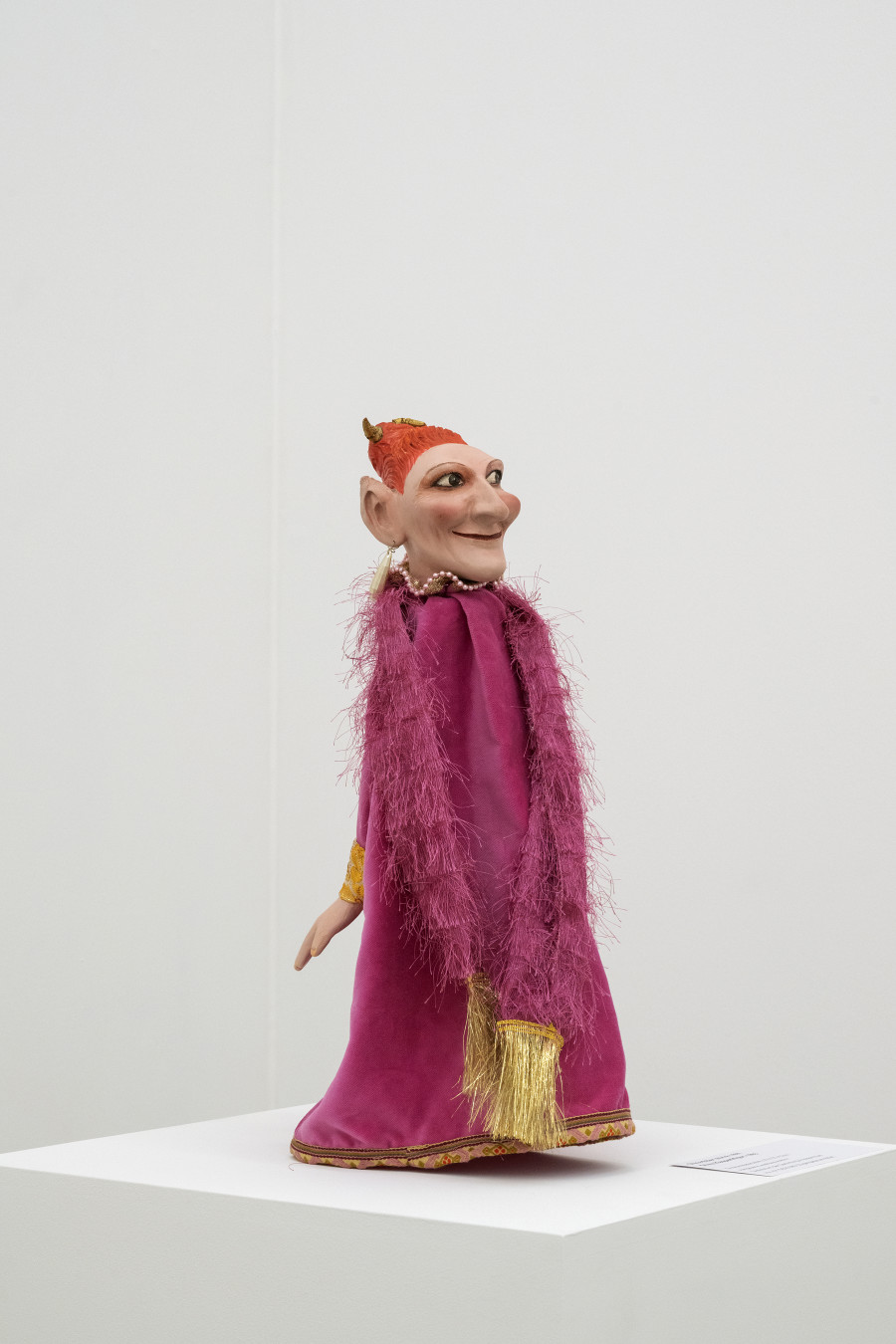 Installationsansicht Eine Frau ist eine Frau ist eine Frau... Eine Geschichte der Künstlerinnen 27.8.2022 – 15.1.2023, Aargauer Kunsthaus, Aarau. Olivia Etter, Olivia Kasperlifigur, 1993 Aargauer Kunsthaus, Aarau / Depositum der Sammlung Andreas Züst. Foto: Zoe Tempest, Zürich