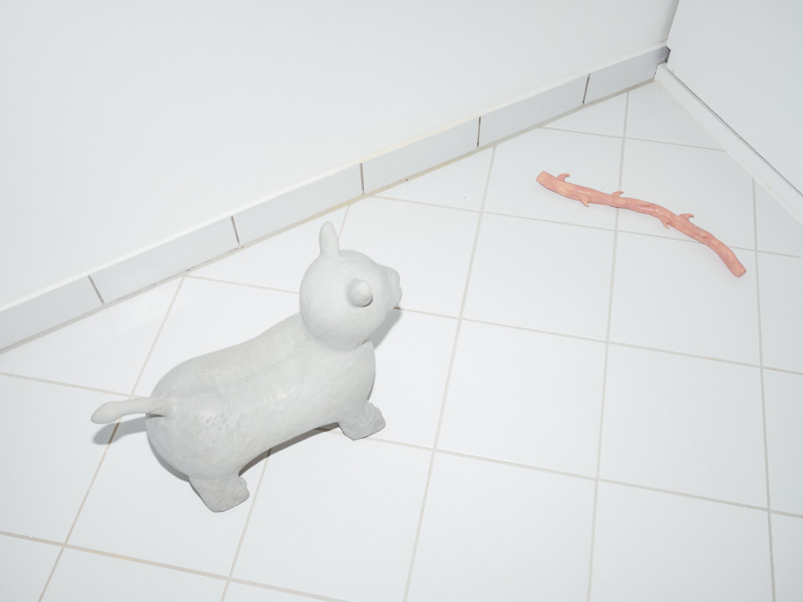 Julie Monot, Chat/Chien, Concrete, 50x20cm, 2022. Julie Monot, Snaky, Glazed sandstone, 35x5cm, 2021. Photo credit : Philip Frowein (@philipfrowein)