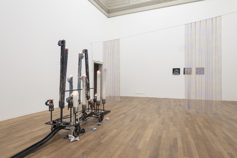 Pauline Curnier Jardin, Durata di cera (Was man aus Liebe tut)/ La notte del 17 novembre, 2022 (in the front) and Was man aus Liebe tut, 2022 (behind). Exhibition view Kunsthalle Winterthur, 2023. Foto: Christian Schwager © 2023 Kunsthalle Winterthur / Pauline Curnier Jardin / ChertLüdde