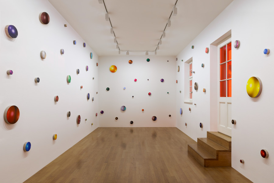 Marius Steiger, Spheres Space, 2025, 107 Teile, Öl und Acryl auf Leinen, variable Masse / 107 parts, oil and acrylic on linen, variable dimensions, Kunst Raum Riehen, 2025. Courtesy the artist, Blue Velvet, Zurich. Photo: Gina Folly