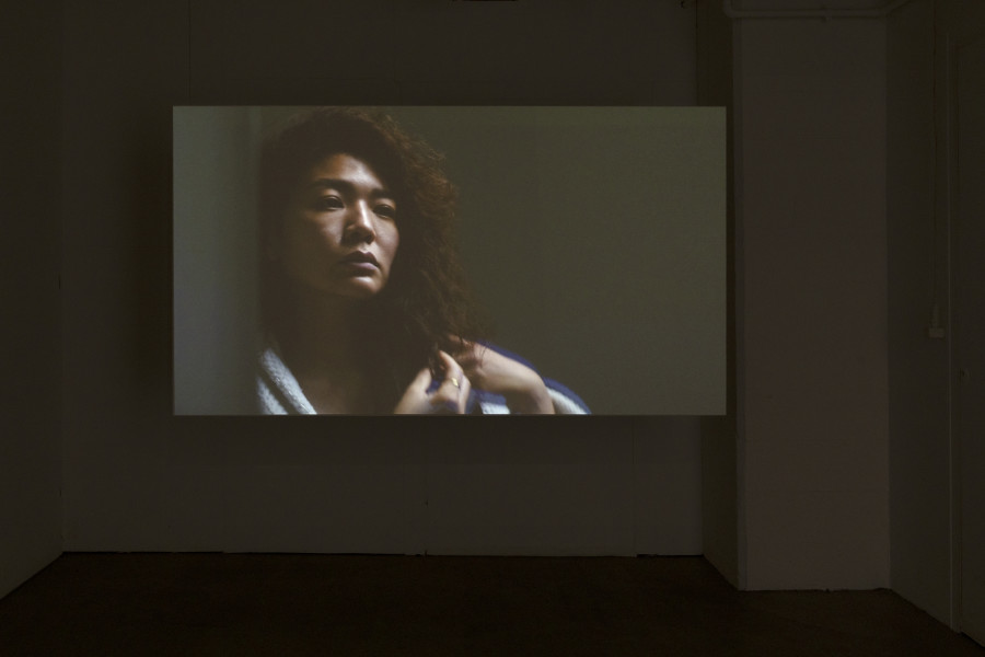 Jonas Beile & Sugano Matsusaki, GMT+9, 2022, 1-Kanal-Videoinstallation (29’13’’), Textilfarbe und Acryl auf Leinwand, je 40 × 50 cm. Installation view Kunsthaus Baselland. Photo: Gina Folly
