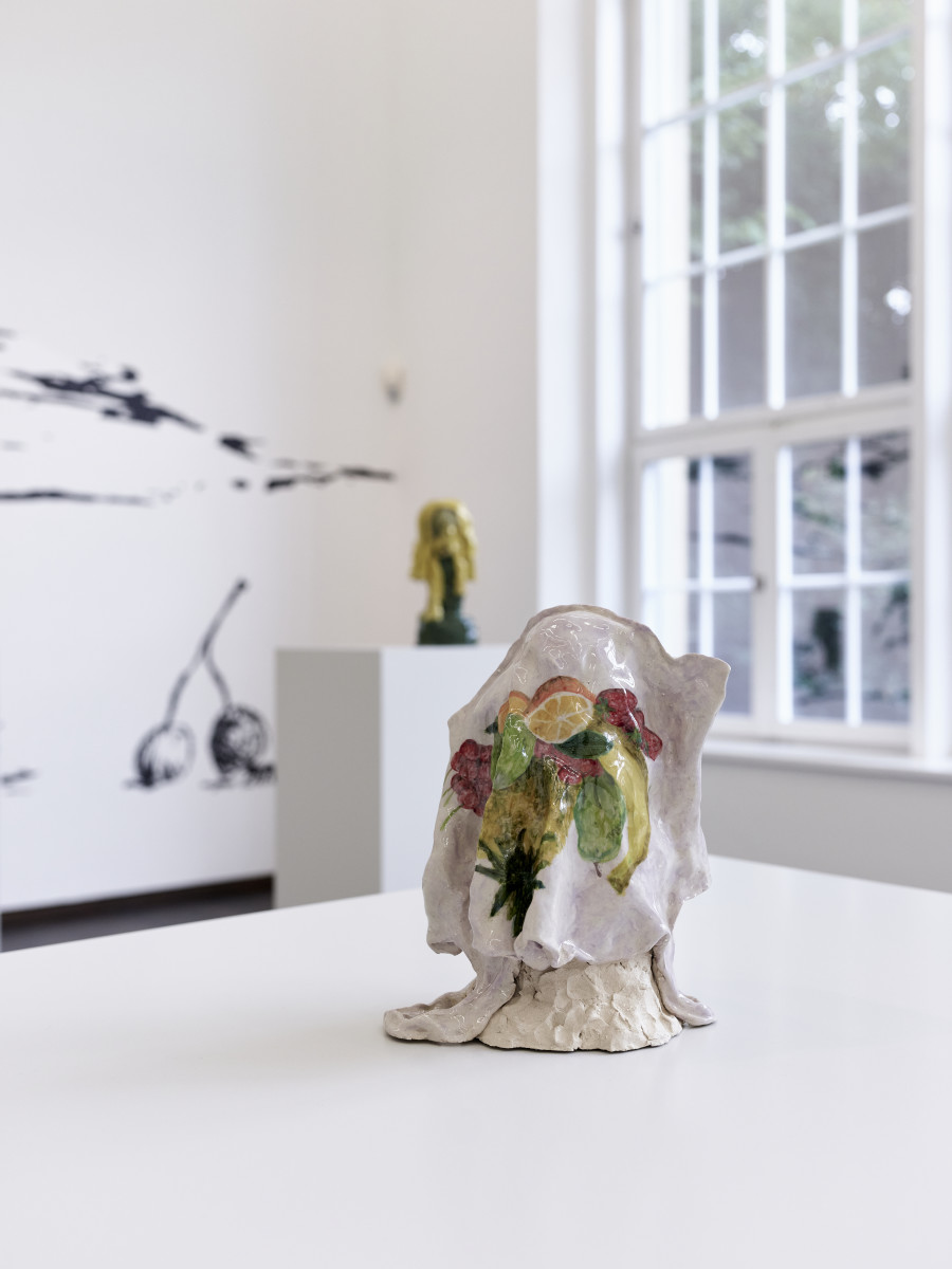 Cassidy Toner, Leaning on me #7, Keramik, glasiert, 24 x 17 x 19 cm. Courtesy of the artist & PHILIPPZOLLINGER, Zurich. Photo credit: Samuel Bramley