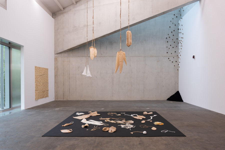 Eva Lootz, Pañ̃o quemado, 1979. Habitación de Manila, 1993. Orejas de pelo, 1976 / 2024, Esquina de lana, 2024/2025. Courtesy the artist. Ausstellungsansicht / Installation view Kunsthaus Baselland 2025. Foto / Photo: Finn Curry