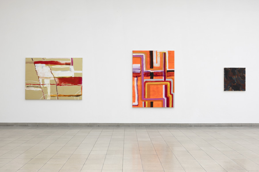 Flora Klein, Heat, 2020. Acryl und Öl auf Leinwand / Acrylic and oil on canvas, Privatsammlung / Private collection Julia Hillert, Bielefeld; Cold Summer, 2020. Acryl und Öl auf Leinwand / Acrylic and oil on canvas, Sammlung / Collection of Eleanor und / and Bobby Cayre, New York; GF, 2016. Acryl auf Leinwand / Acrylic on canvas, Courtesy die Künstlerin / the artist und / and Galerie Max Mayer, Düsseldorf (from left to right). Flora Klein, Heat, Ausstellungsansicht / installation view, Kunsthaus Glarus, 2023. Foto / Photo: Gina Folly