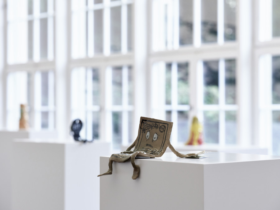 Cassidy Toner, Leaning on me #1 -- #16, 2025, Keramik, glasiert / Airbrush und handbemalt. Courtesy of the artist & PHILIPPZOLLINGER, Zurich. Photo credit: Samuel Bramley