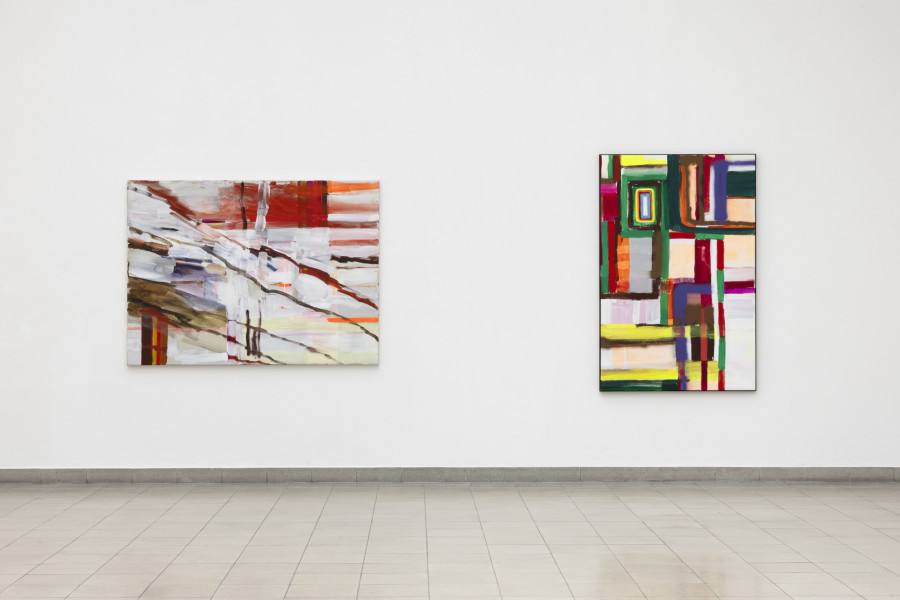 Flora Klein, Parliament, 2020 (links / left). Acryl und Öl auf Leinwand / Acrylic and oil on canvas, Privatsammlung / private collection Susanne und / and Wolf Schäbitz, Bielefeld; Untitled, 2019-2022 (rechts / right). Acryl, Öl und Spray auf Leinwand / Acrylic, oil and spray paint on canvas, Courtesy die Künstlerin / the artist und / and Galerie Max Mayer, Düsseldorf. Flora Klein, Heat, Ausstellungsansicht / installation view, Kunsthaus Glarus, 2023. Foto / Photo: Gina Folly