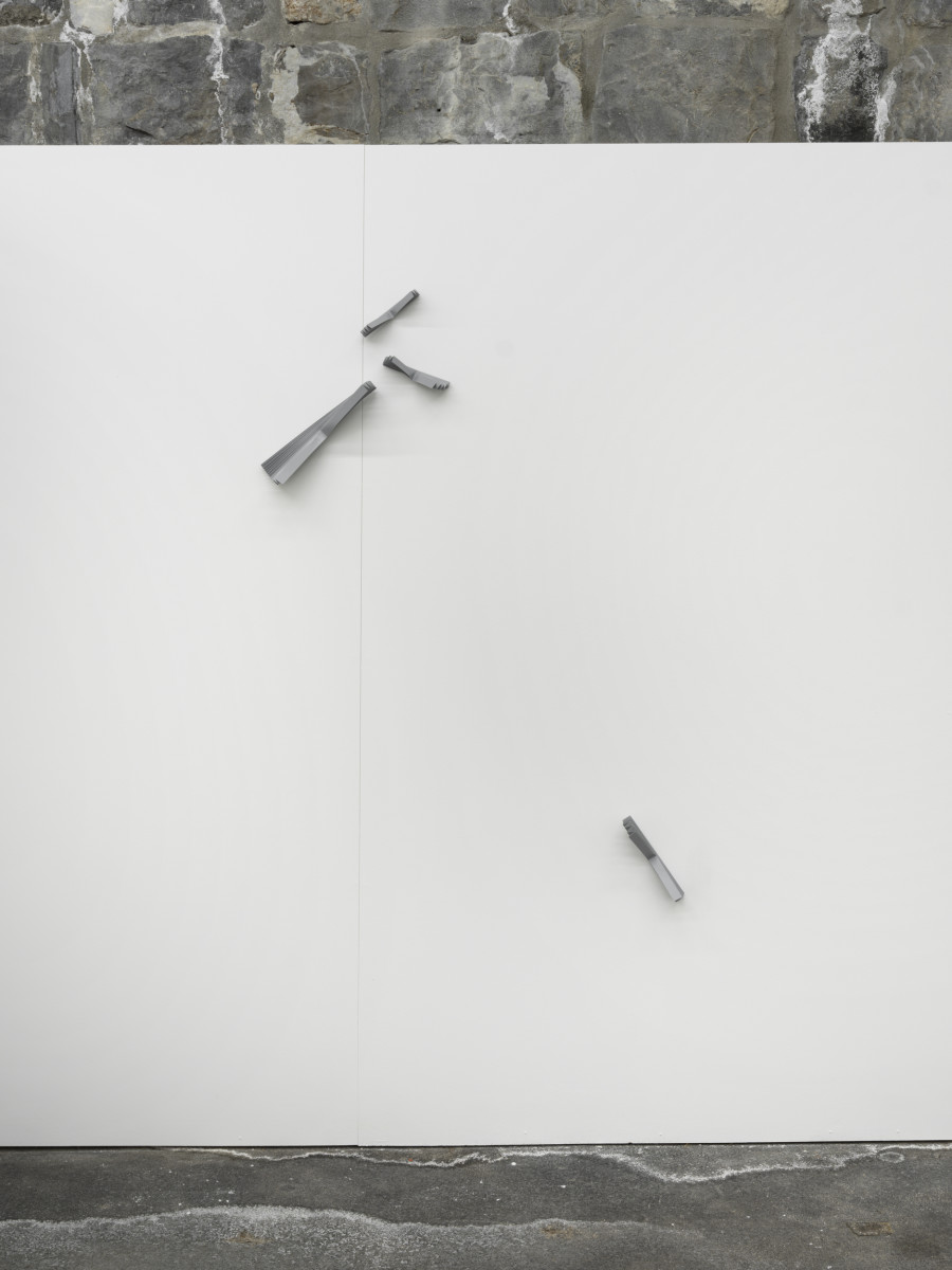 Installation view, Judith Kakon, Violets, lilacs, iodine, and violence, Tunnel Tunnel, Lausanne, 2025-2026. Photo credit: Julien Gremaud