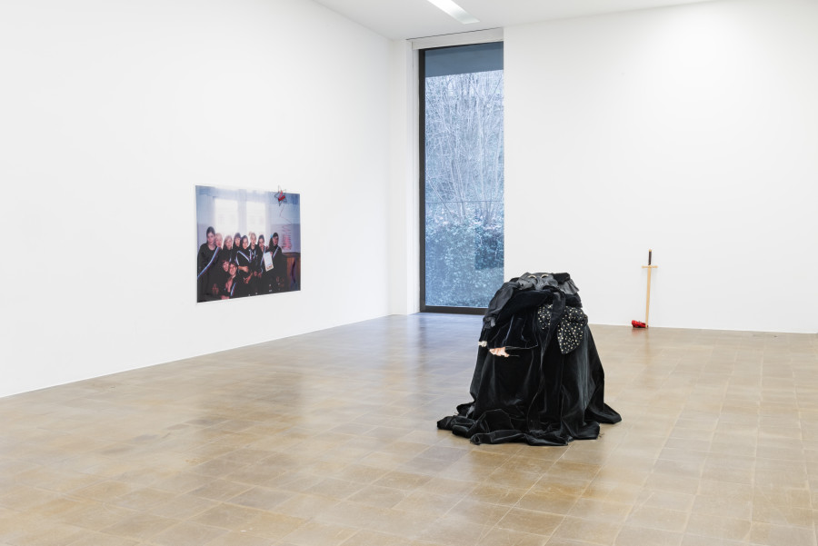 Sveta Mordovskaya, Costume, vue d’exposition KBCB Kunsthaus Biel Centre d’art Bienne 2024, photo: Lea Kunz