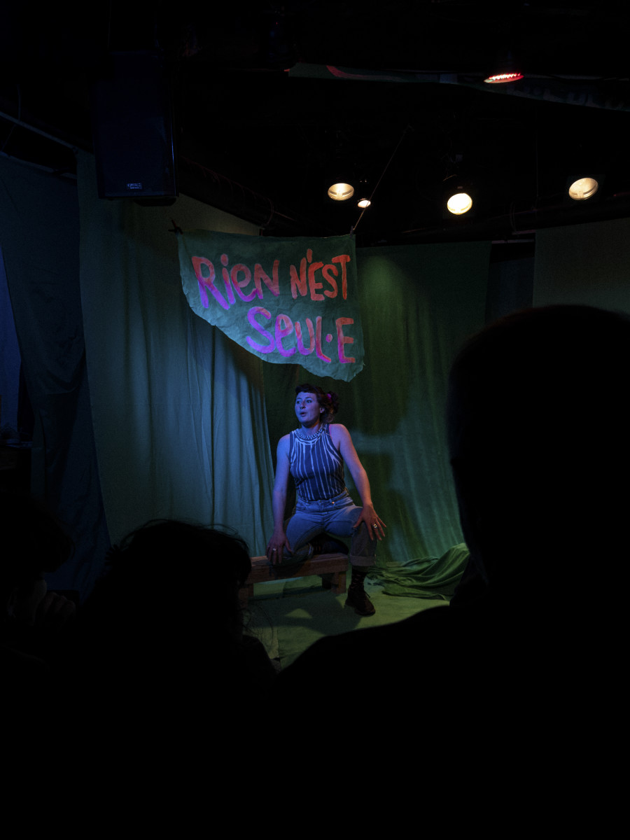 Pamina de Coulon, FIRE OF EMOTIONS: PALM PARK RUINS (extraits), Performance, essai-parlé, Caveau du Bar King Photo: Thalles Piaget.