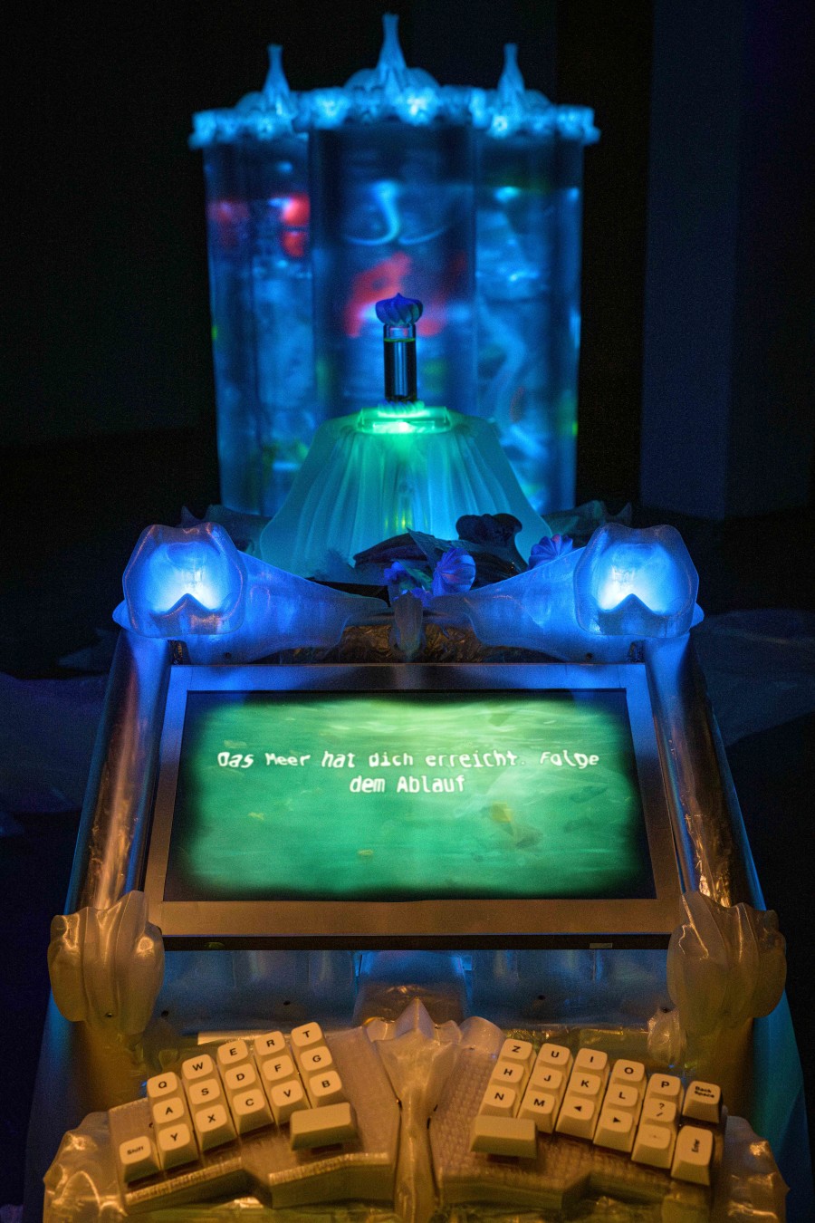 Michel Winterberg, The Oracle of the Hidden Flow, 2026, Michel Winterberg, Drifting Futures, Galerie für Gegenwartskunst E-WERK, Freiburg im Breisgau, 2026. Courtesy: the artist and Galerie für Gegenwartskunst E-WERK. Photo: Marc Doradzillo