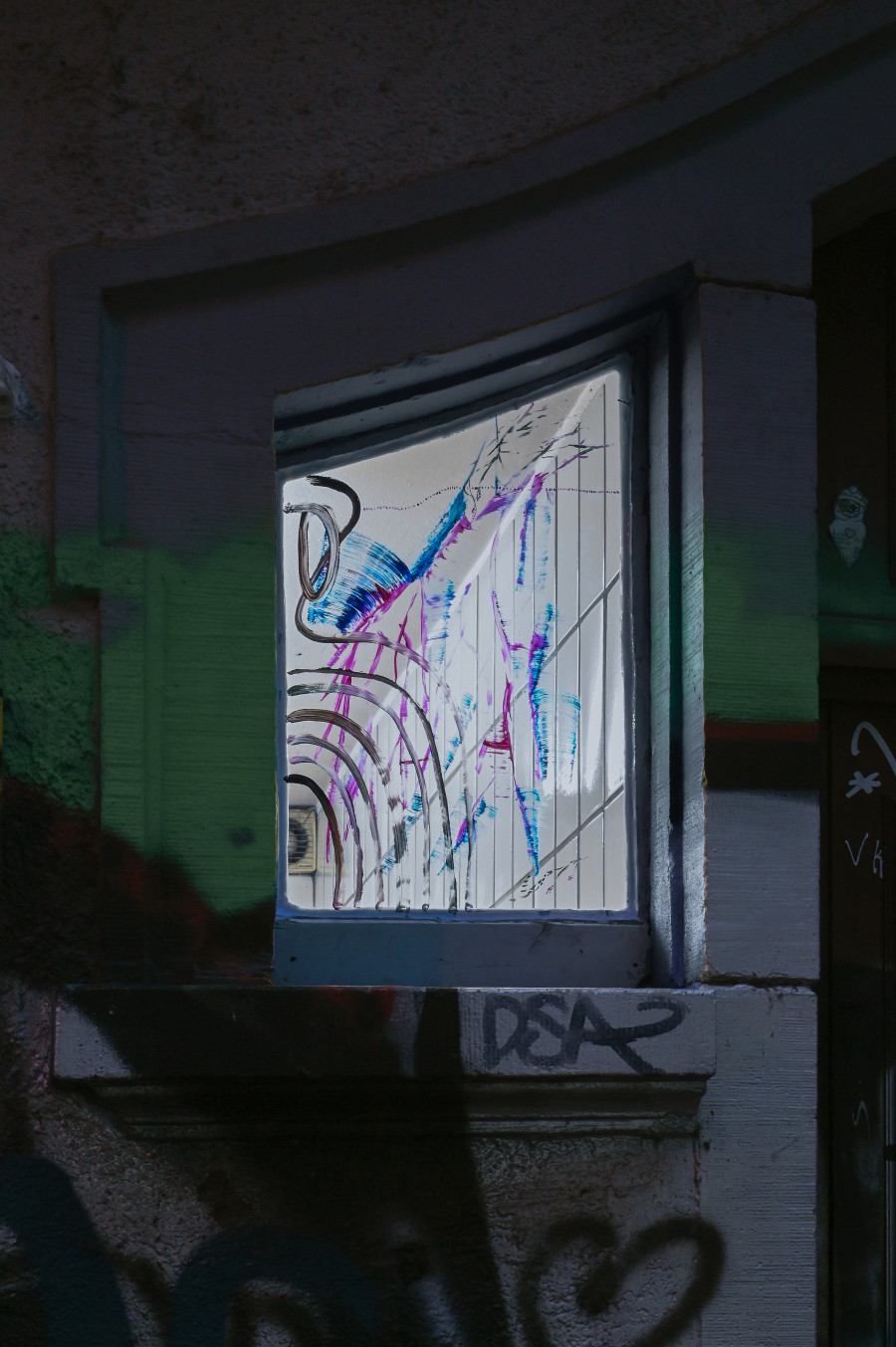 Mirjam Walter, "das Meer nimmt seine Farbe vom Himmel," 2025, left: 61,9 x 36,7 cm, right: 61,4 x 36,9 cm, Mirjam Walter, "gestohlen bleiben" at Kaiserwache, Freiburg im Breisgau, 2025. Courtesy: the Artist and Kaiserwache. Photo: Stefan Lux