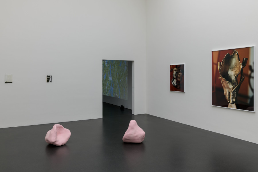 zentral!, Ausstellungansicht Kunstmuseum Luzern, 2024, mit Werken von Katrin Keller und Kyra Tabea Balderer, Courtesy of the artists, Foto: Marc Latzel