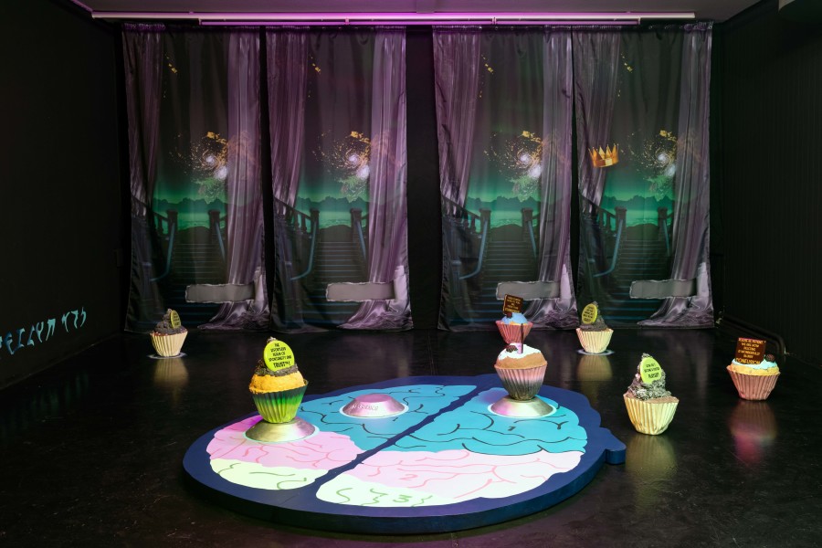 Ilaria Vinci, „Catch you lucky star!“, Printed Fabric, 275 x 450 cm; Divided Minds, Acrylic on Wood, 200 × 300 cm; Further and faster through your soul, Mixed media, Diameter 23 x 45 cm / Picture: Flavio Karrer / Courtesy: the Artist and Longtang
