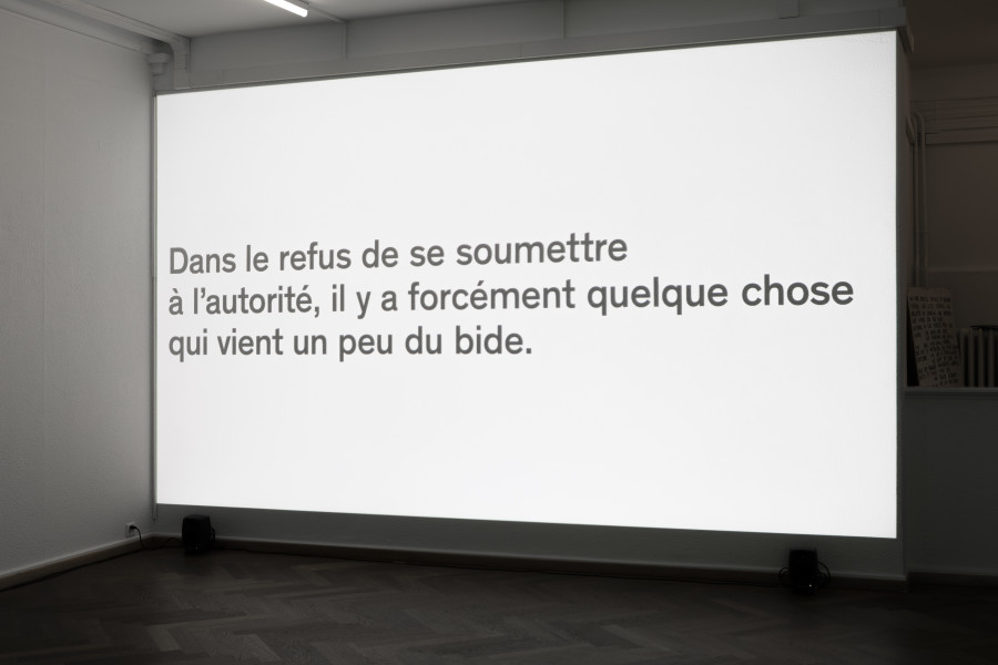 RADICAL SOURCES, Claire Fontaine, Dorota Gawęda & Eglė Kulbokaitė, Laurent Güdel, Jeanne Jacob, Hunter Longe, Lou Masduraud, Sadie Plant, Augustin Rebetez, Jan van Oordt, et un texte de Antoine Rubin, KRONE COURONNE, 2022, photocredit: Michal Florence Schorro