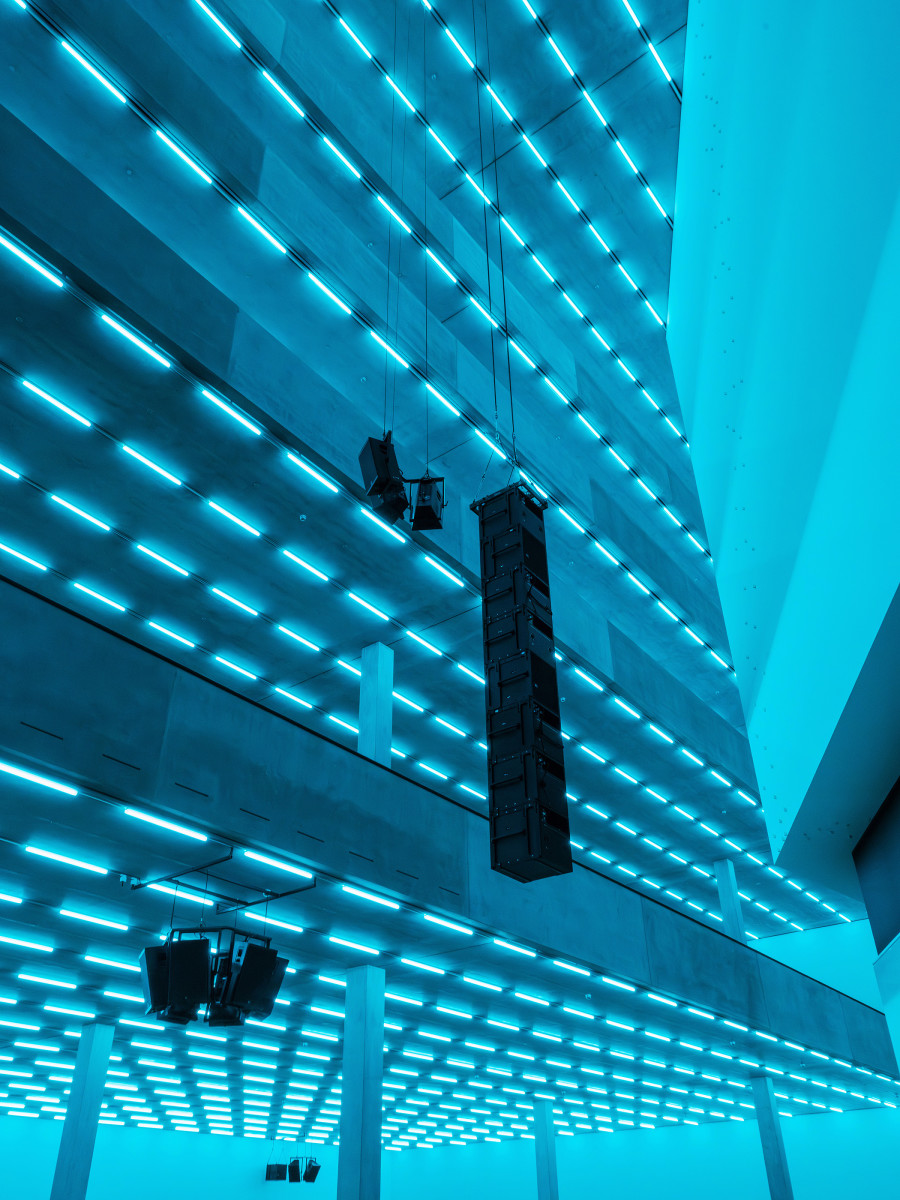 Steve McQueen, Bass, 2024, LED Light and Sound, Courtesy the artist, Co-commissioned work by Laurenz Foundation, Schaulager Basel and Dia Art Foundation, 15 June – 16 November 2025, Schaulager® Münchenstein/Basel (Installation view), Photo: Pati Grabowicz, © Steve McQueen