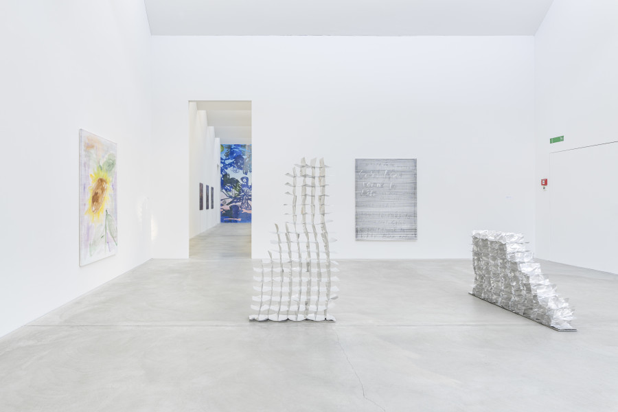 Ausstellungsansicht mit Werken von Maureen Kägi (*1984) und Esther Mathis (*1985). Foto: Reto Kaufmann