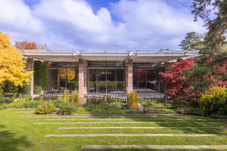 Installation view "Yayoi Kusama", Fondation Beyeler, Riehen/Basel, 2025. Narcissus Garden, 1966/2025. © YAYOI KUSAMA. Photo: Matthias Willi