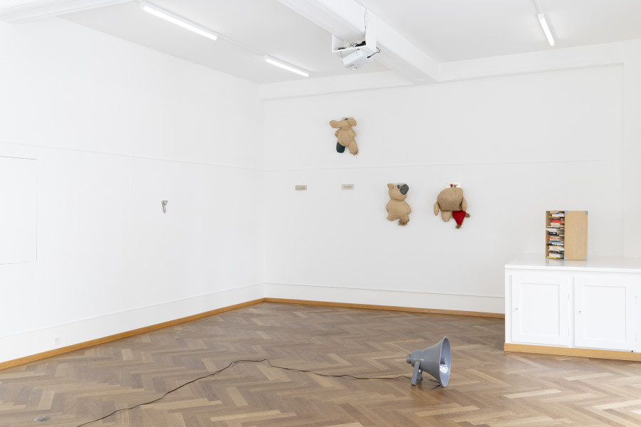 RADICAL SOURCES, Claire Fontaine, Dorota Gawęda & Eglė Kulbokaitė, Laurent Güdel, Jeanne Jacob, Hunter Longe, Lou Masduraud, Sadie Plant, Augustin Rebetez, Jan van Oordt, et un texte de Antoine Rubin, KRONE COURONNE, 2022, photocredit: Michal Florence Schorro