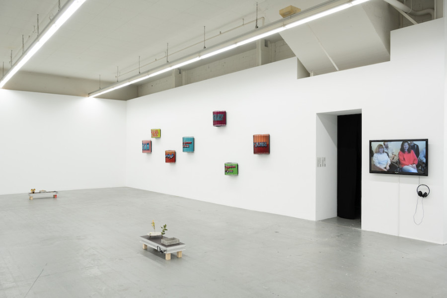 Yanik Soland & Marianna Angel SOLAND ANGEL, Rotten Flowers, shiny shoes, 2023, Performance + Installation, Bühnenelemente (je ca. 15 × 100 × 30 cm), Metallplatten und -halterungen, Nägel, Plastikblumen, Blumen, Spiegel, Glocken, selbstgebaute Instrumente, Draht, Kenzans (japanische Werkzeuge für Ikebana), Midi-Keyboard, Keyboardständer, Plastikkegel, Holz, Stimmgabel, Masse variabel. Pavel Aguilar, The Accordion Project, 2022, Karton und Holz, Video (4‘19“), je 35 x 20 cm. Installation view Kunsthaus Baselland. Photo: Finn Curry