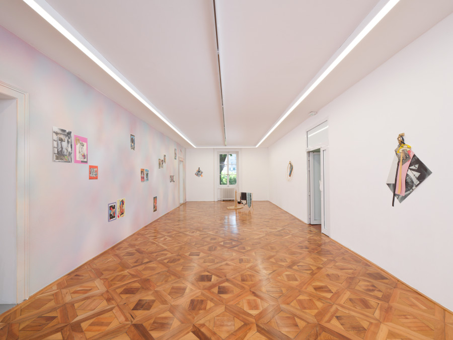 Hippolyte Hentgen, Nuée, 2025, installation de collages sur peinture murale acrylique, vue de l’exposition « Chambre à deux lits » à la Villa du Parc - centre d’art contemporain - Aurélien Mole, 2025