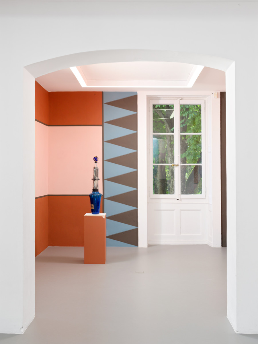 Hippolyte Hentgen, Veluto (peinture murale), Patterns (pastels) et Tribu (sculpture), vue de l’exposition « Chambre à deux lits » à la Villa du Parc - centre d’art contemporain - Aurélien Mole, 2025