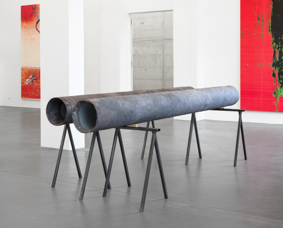 Wade Guyton, Untitled, 2025, Epson UltraChrome PRO inkjet on linen, 325 x 275 cm; Untitled, 2024, Cast bronze and aluminum, 35 x 369 x 34 cm; 31.9 x 316.9 x 32.1 cm. Installation view, Galerie Francesca Pia, Zurich 2025. Photo: Cedric Mussano