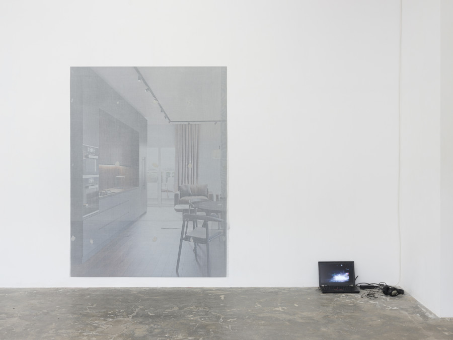 From left to right: Gilles Jacot, it’s always summer and the sky is blue, 2025, alu dibond advertising board, fabric, mastic, 200 × 150 × 0.5cm. Gilles Jacot, romantic ideas, 2003/25, 2025, laptop, video, 4’57’’. © Sebastien Verdon