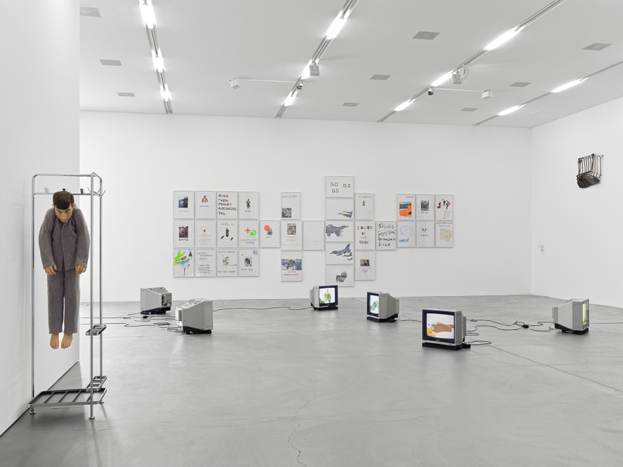 Exhibition view Aus den Fugen - Momente der Störung 2, Migros Museum für Gegenwartskunst, Mauricio Cattelan, La rivoluzione siamo noi , 2000, Ugo Rondinone, Dog Days Are Over , 1996, Anne- Lise Coste, Ohne Titel , 2002, Juan Muñoz, Nîmes Balconies , 1994, Sammlung Migros Museum für Gegenwartskunst, © the artists. Photo: Stefan Altenburger Photography, Zurich