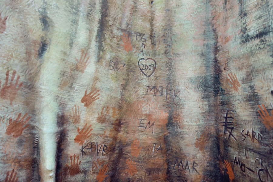 Timur Si-Qin, Etching the Path to the Sea Within, 2023 (front), Sharaan Sunbreak North, 2023 (left), Sharaan Sunbreak East, 2023 (back), and Sharaan Sunbreak South, 2023 (right). Exhibition view Kunsthalle Winterthur, Photo: Christian Schwager