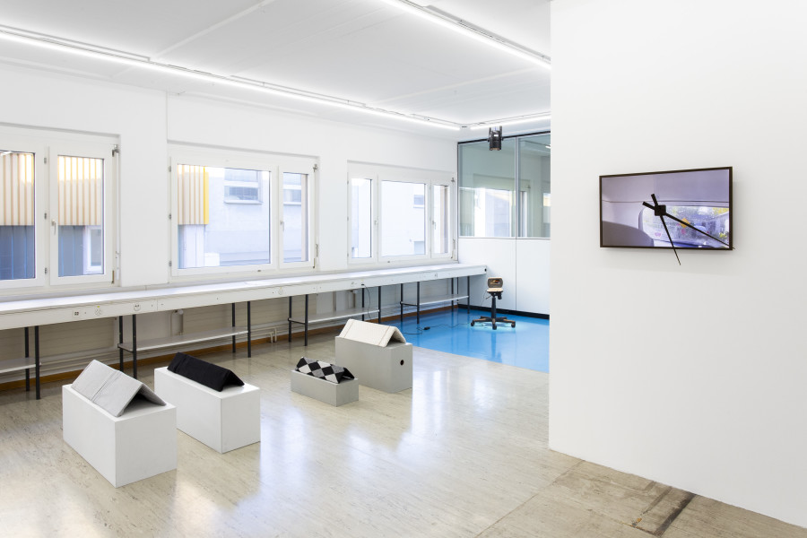 Installation view, Recessment, Stretcher, Basel, 2025. [l.t.r.] Hallvard Nuland: I Only Wanted Something Else to do but Hang Around 2023/2025 | Olivia Vidovic: BURST OPEN STAR 2025 | Bernhard Hegglin: Screenclock, Blend to Motion 2025. Courtesy of the artists and Stretcher. Photo: Nina Rieben